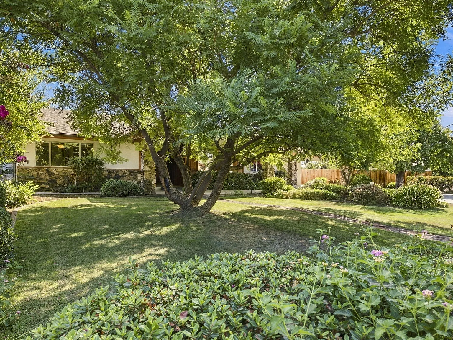 3 bed, 2736 sqft, $2,500 — Photo 3