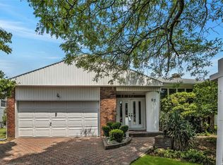 67 Country Dr, Plainview, NY 11803