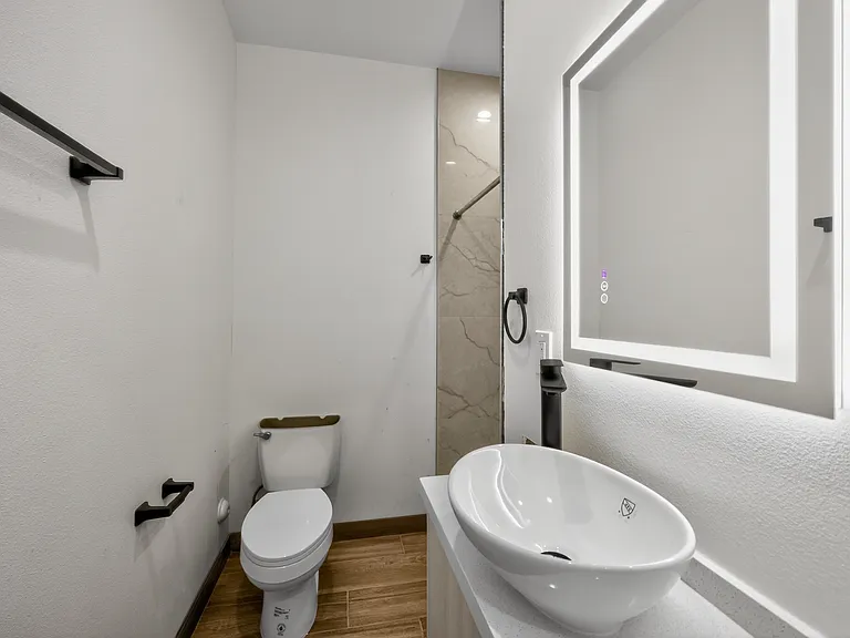 Fully Furnished Housing: 1419 W 35th St — Photo 21