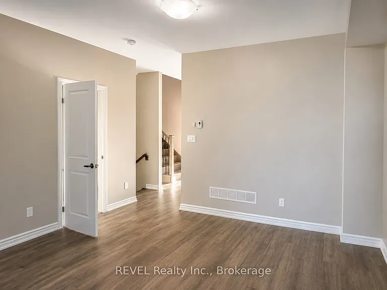4 McLaughlin St — Photo 2