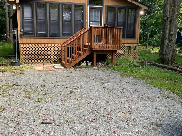 1146 Chickadee Dr, Pocono Summit, PA 18346