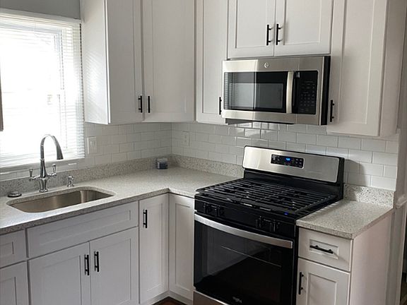4th image of 4319 Kenwood Ave #9