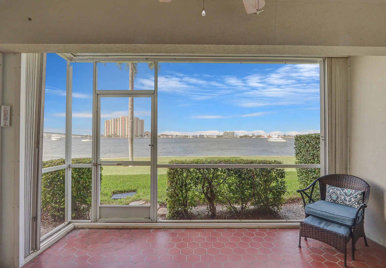 1 bed, 1.0 bath, 987 sqft, $4,200 — Photo 1