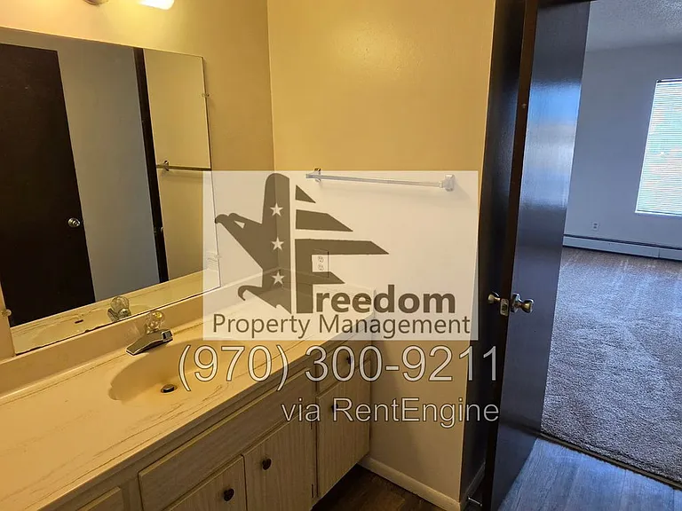 Chateau Apartments — Photo 7
