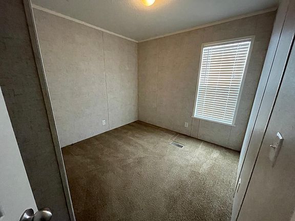 5th image of 210 Lakeshore Cir