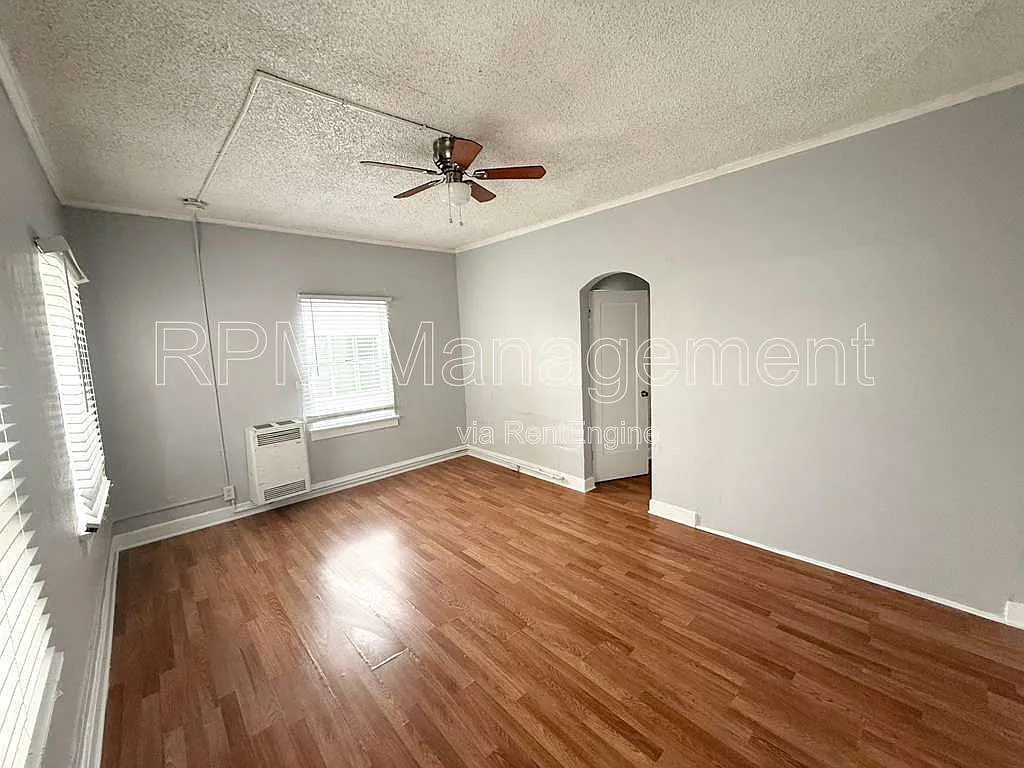 Building Photo - 849 S Kenmore Ave #38