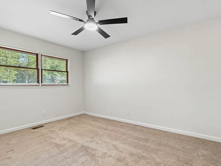 213 Dogwood Glen Dr — Photo 15