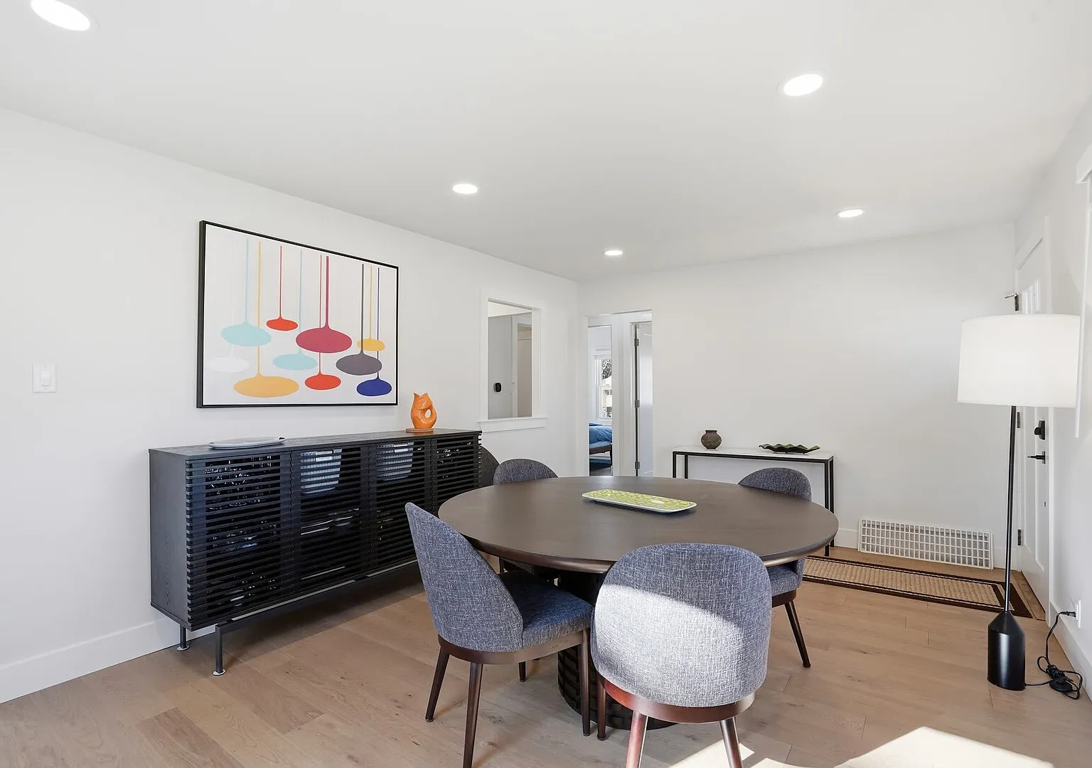 2BR Near Medical Center w Free Parking & Laundry — Photo 2