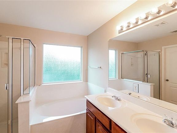 3rd image of 209 Bloomsbury Dr