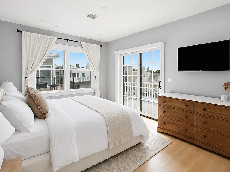613 E 6th St #3 — Photo 9