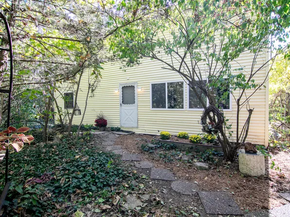 5606 E Boy Scout Rd, Saint Anne, IL 60964