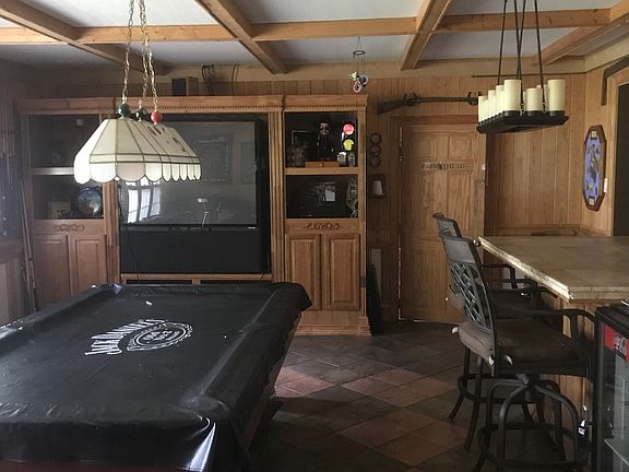 PoolTable/Entertainment Area