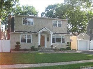 257 N Hawthorne St, Massapequa, NY 11758