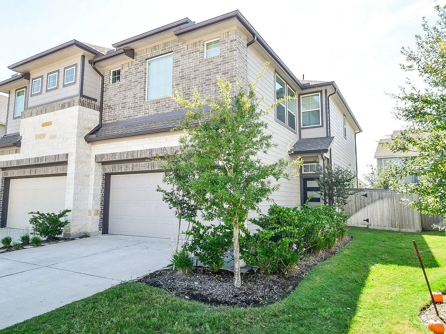 3 bed, 2.5 bath, 1674 sqft, $2,300 — Photo 3