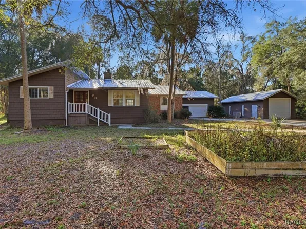 11 Patricia Rd, Yankeetown, FL 34498