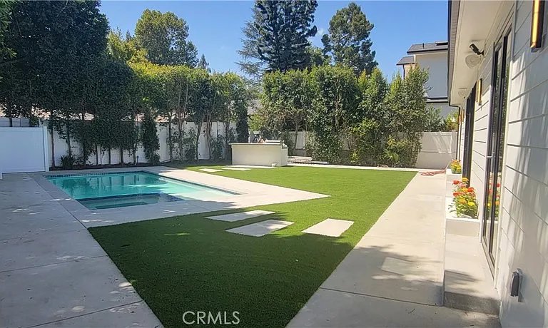 5061 Woodley Ave — Photo 4
