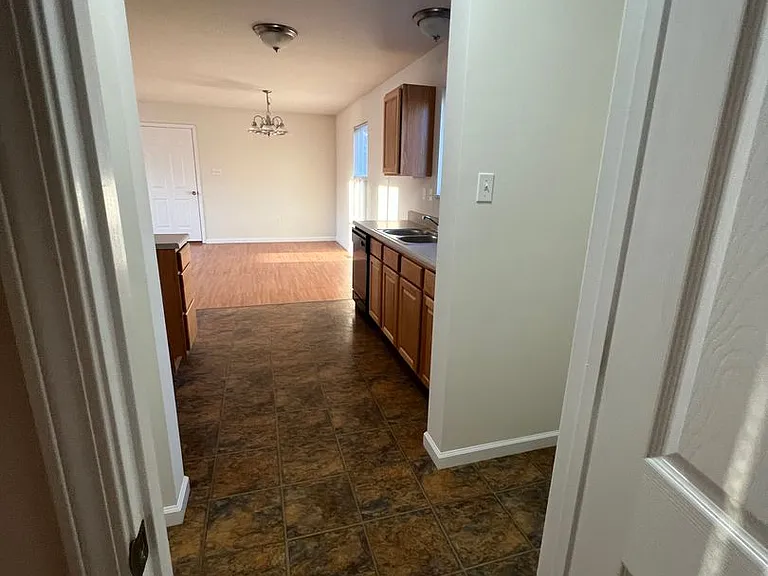 3 Bedroom 2 bath 2 car garage house — Photo 8