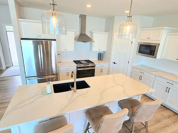 4th image of 895 Harrington Way