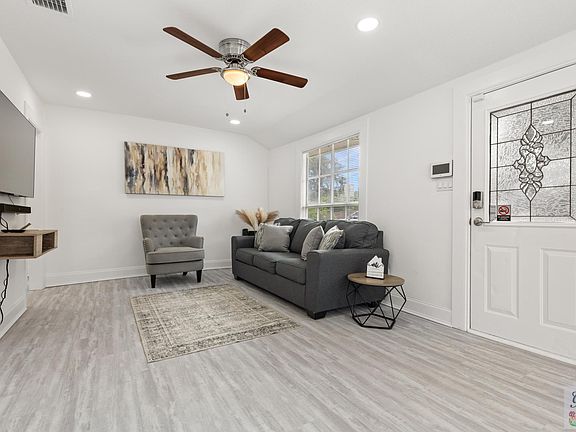 3rd image of 1709 W Flora St