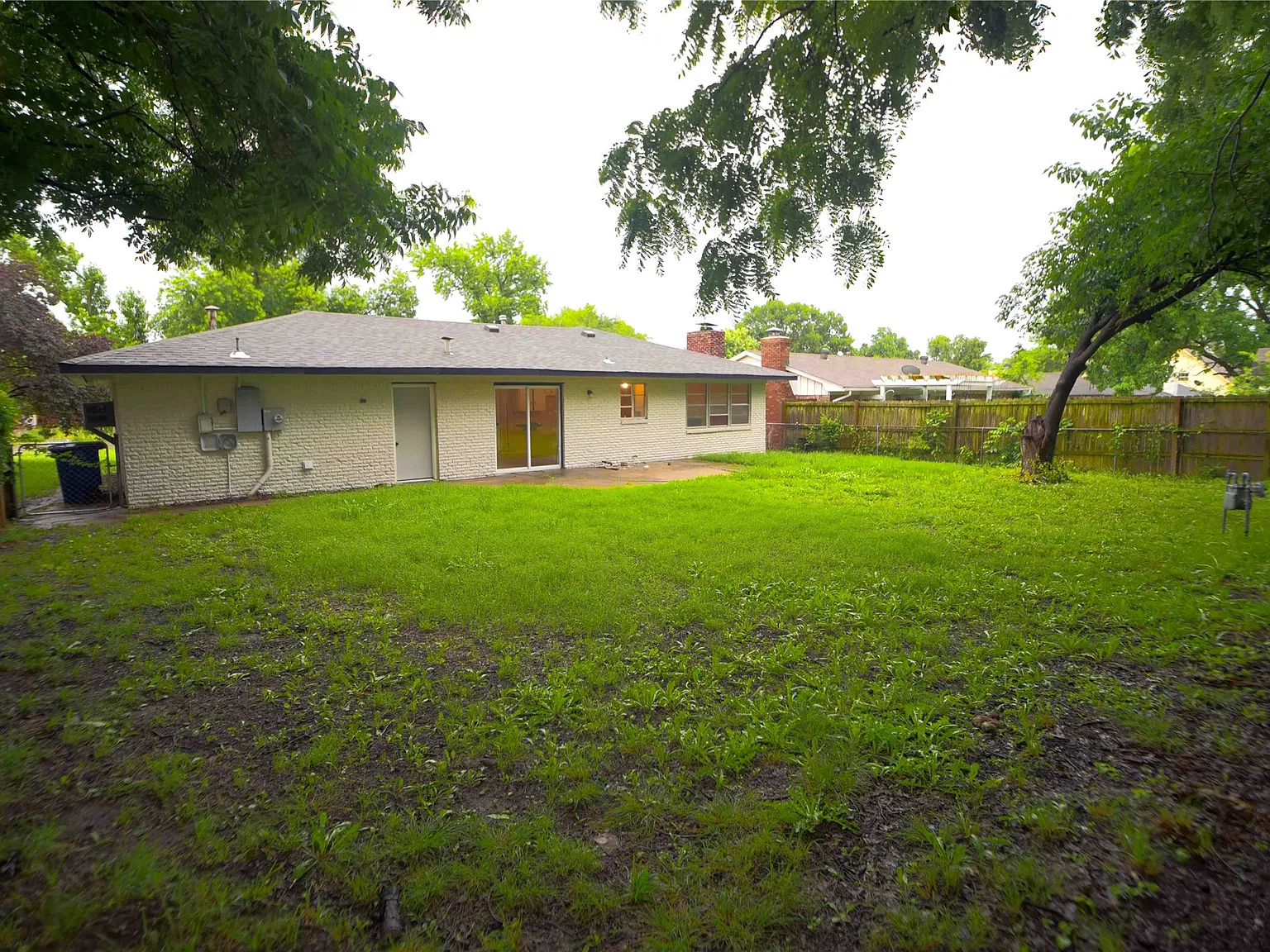 3 bed, 2.0 bath, 1489 sqft, $1,495 — Photo 2