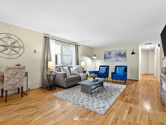 3rd image of 609 Louviers Ave