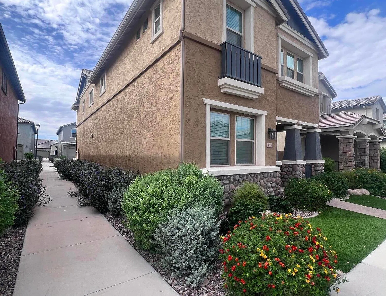 4 bed, 2.5 bath, 2291 sqft, $3,150 — Photo 2