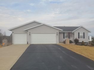 623 Ballymore Rd, Roscoe, IL 61073