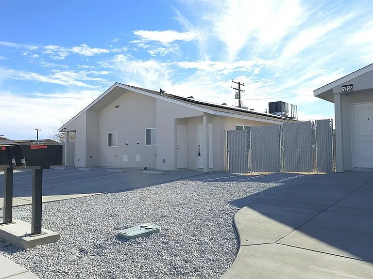1205 W Mariposa Ave — Photo 4