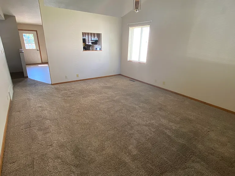 1129 Glenn Pl — Photo 4