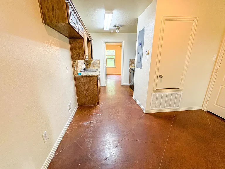 810 E Avenue C #B — Photo 4