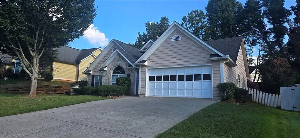 3 bed, 2.0 bath, 1560 sqft, $2,295 — Photo 2