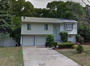 33 Poplar St, Brentwood, NY 11717