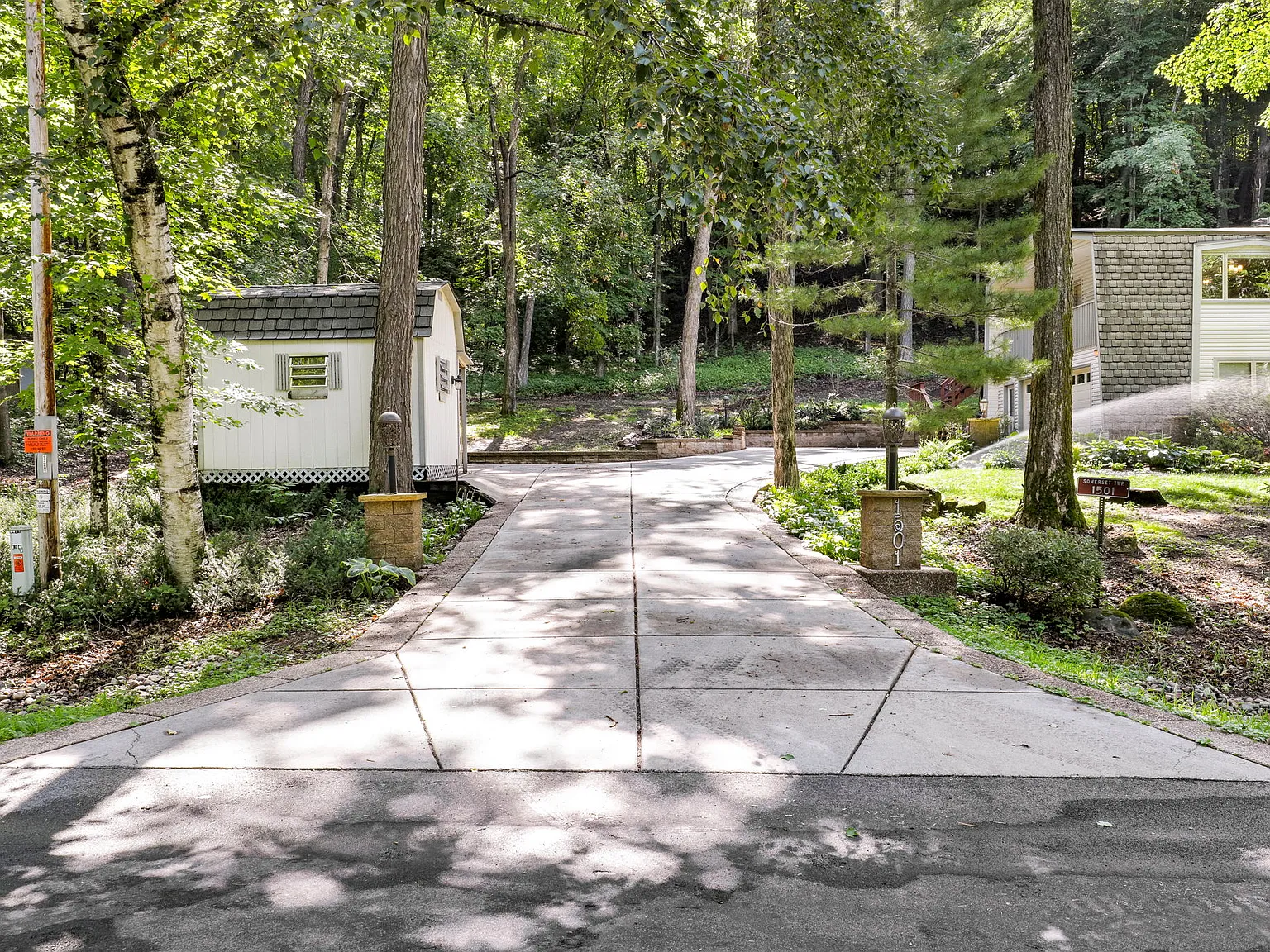 1501 Twin Springs Rd — Photo 2