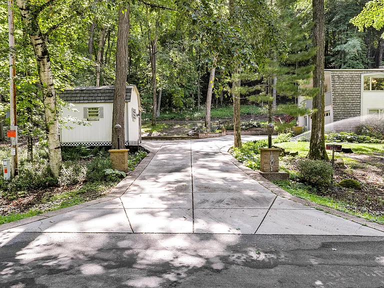1501 Twin Springs Rd — Photo 2