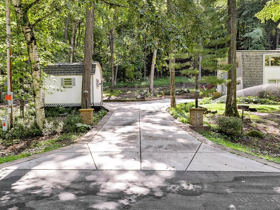 1501 Twin Springs Rd