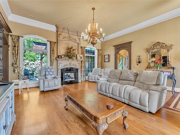 5th image of 136 Buckland Dr