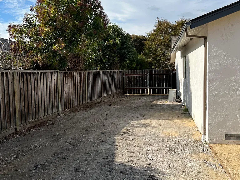 888 Leith Ave — Photo 18