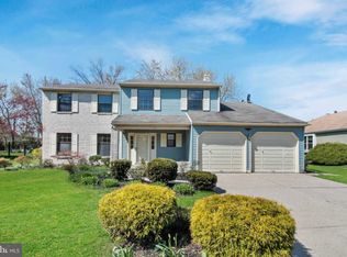 4 Dickens Ln, Mount Laurel, NJ 08054