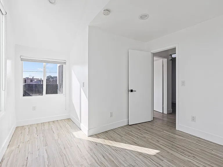 850 N Van Ness Ave — Photo 27