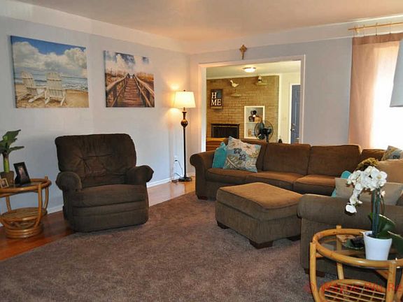3rd image of 1830 Bluehill Dr NE