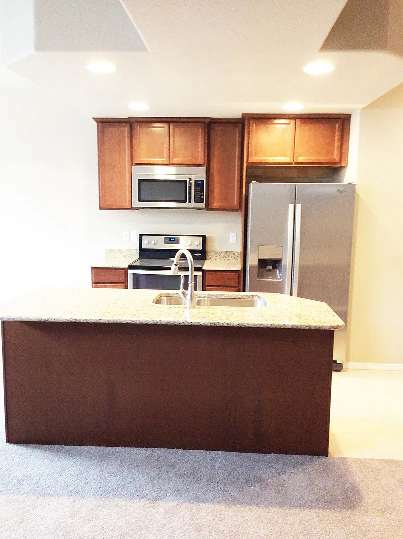 Large Townhouse in District 20!! — Photo 2