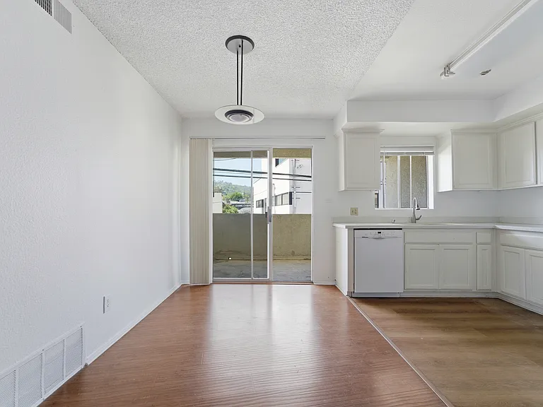 4320 Mammoth Ave #207 — Photo 7