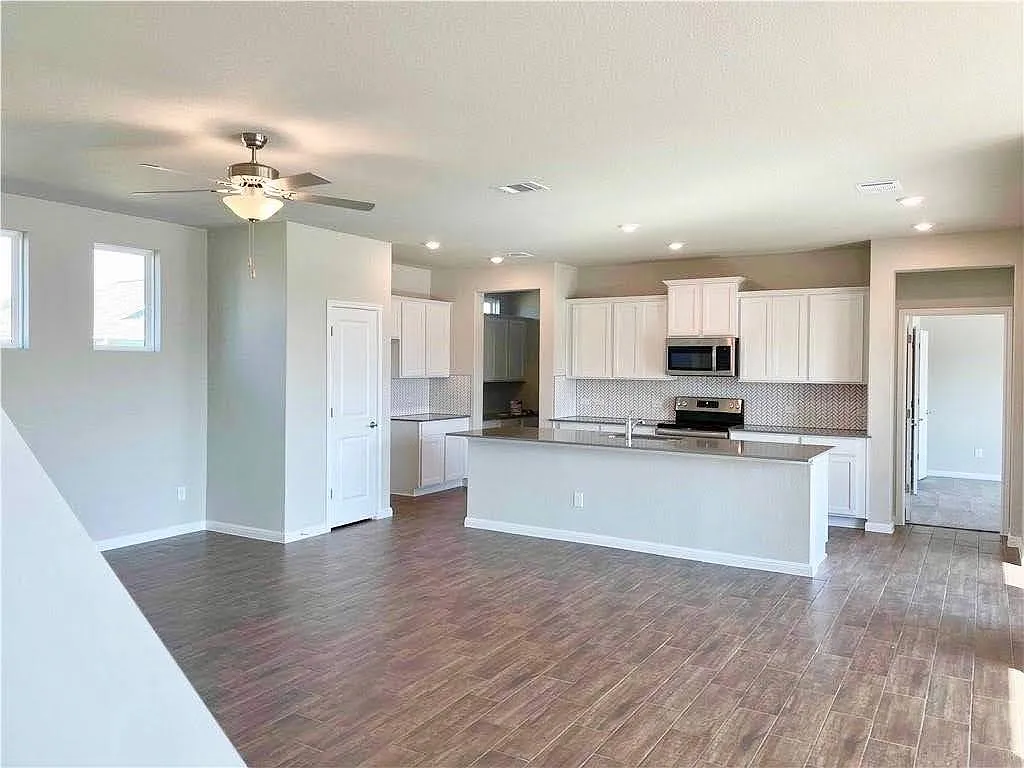 3 bed, 3.0 bath, 2058 sqft, $2,200 — Photo 3