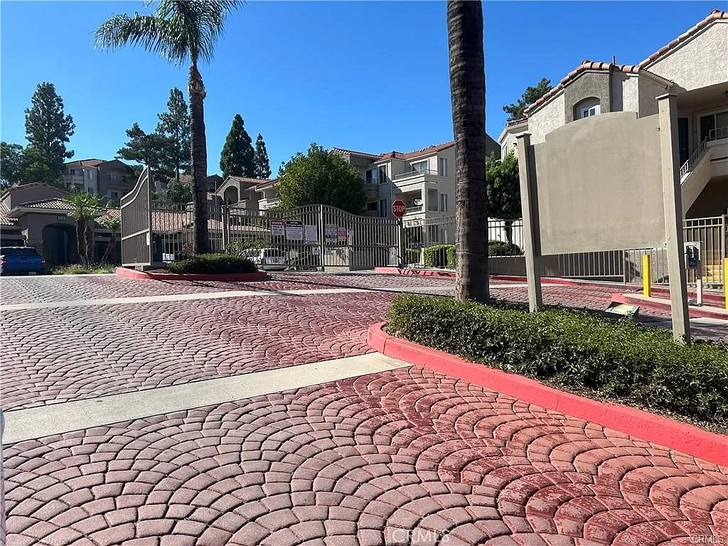 1 bed, 724 sqft, $2,100 — Photo 3