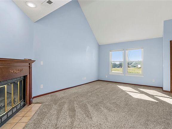 4th image of 402 E 14th St
