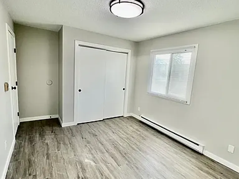 2bed 1 bath Unit in quiet Clive location — Photo 17