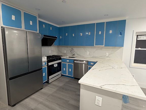 3rd image of 139 Bay 14th St #2