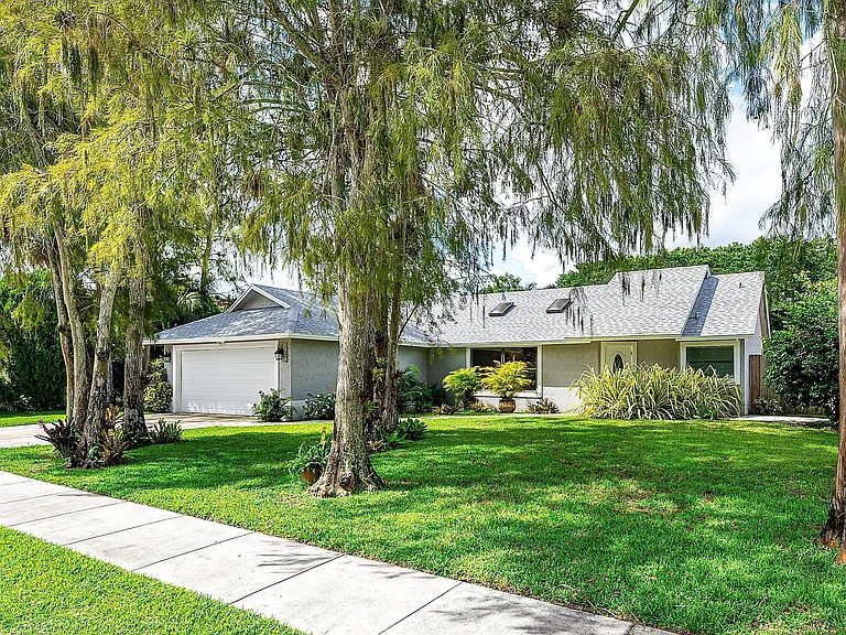 1252 Raintree Ln — Photo 3