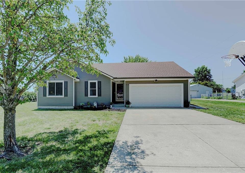 415 10th St, Garden City, MO 64747 | Zillow