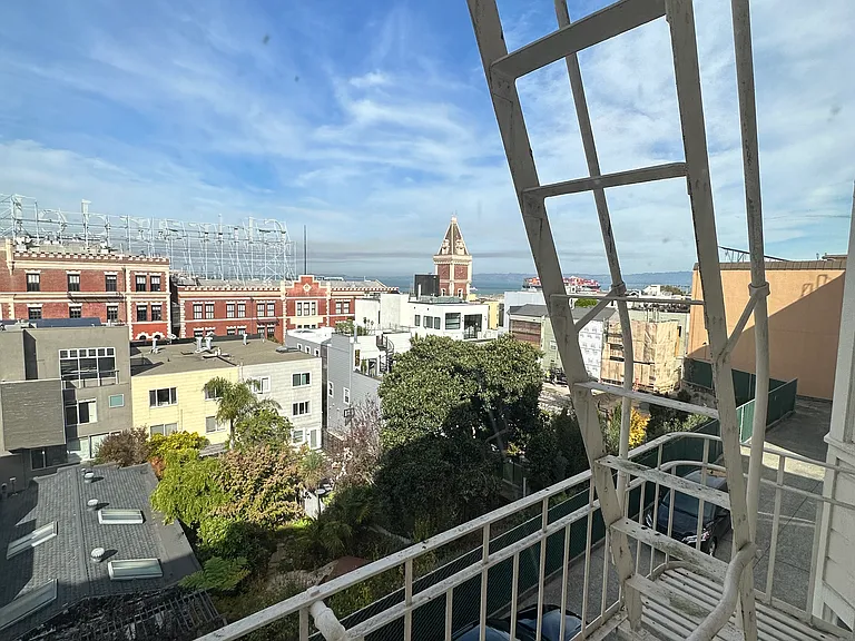 950 Bay St #7 — Photo 6